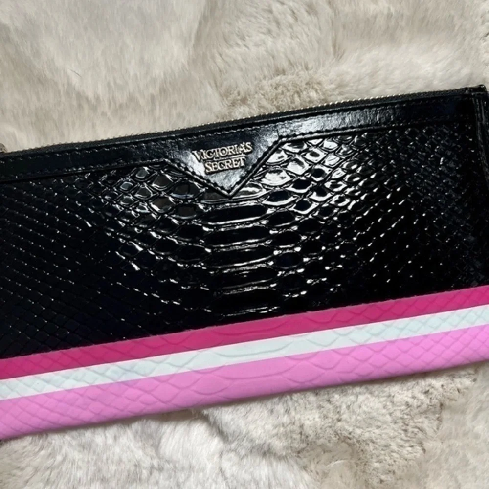 ⭐️⭐️Victoria's Secret Zippered Croc Snakeskin Clutch - Picture 5 of 10